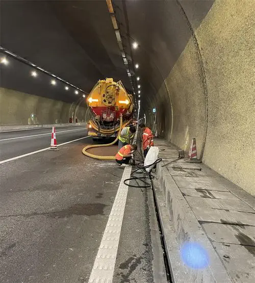 桐城隧道排水渠清淤